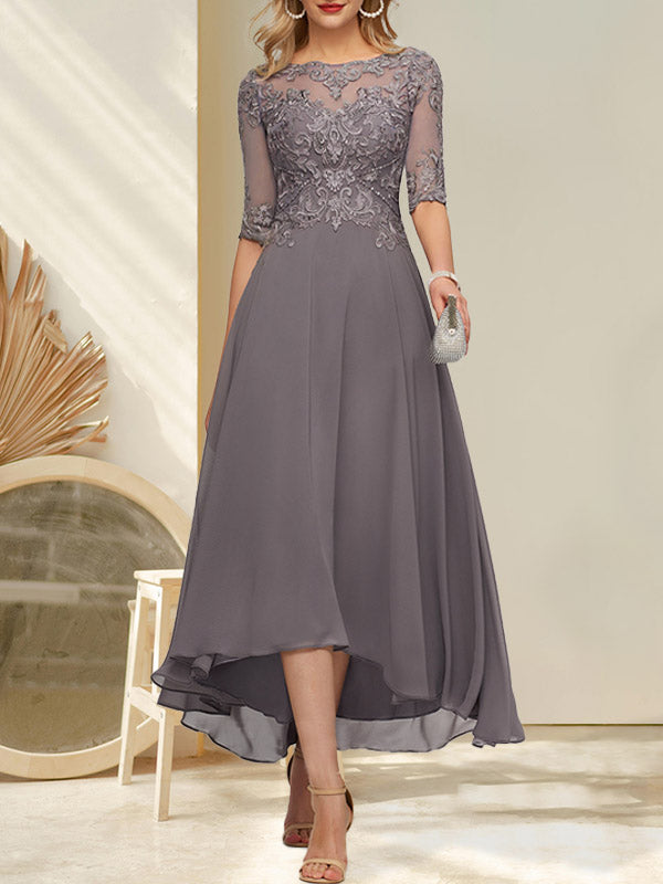 Robe de mère de la mariée asymétrique en mousseline de soie et dentelle, coupe trapèze, col bateau illusion, ornée de sequins et de perles.