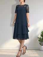 Vestido de novia de corte línea A con escote ilusión, largo hasta la rodilla, de encaje y gasa con lentejuelas.