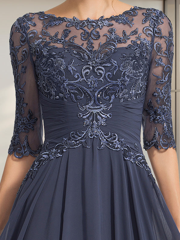 Robe de mère de la mariée en mousseline de soie et dentelle, coupe trapèze, longueur au sol, décolleté illusion, ornée de sequins plissés