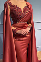 Vestido de fiesta de sirena con mangas largas, cuentas, apliques y volantes.