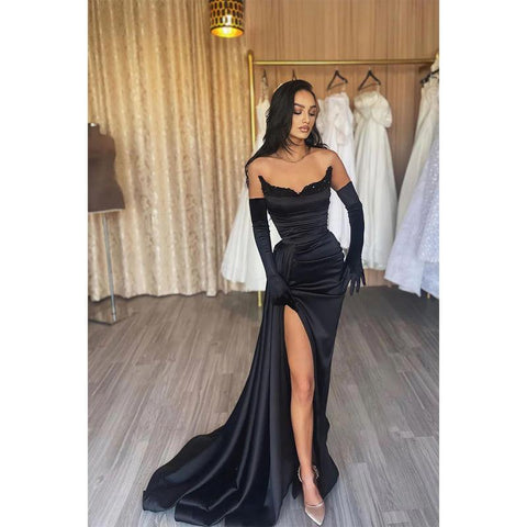 Robe de bal longue noire en satin plissé à col en V et fente latérale