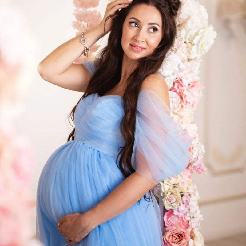 Elegante vestido de maternidad de tul azul celeste con cola - Ideal para sesiones de fotos de baby shower 
