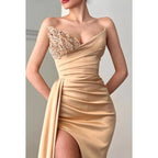 Robe de soirée fourreau/colonne à paillettes, décolleté en cœur, fendue, sans manches
