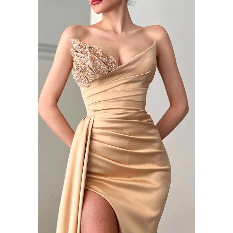 Robe de soirée fourreau/colonne à paillettes, décolleté en cœur, fendue, sans manches