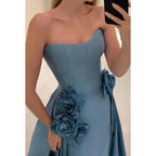 Superbe et charmante robe de bal trapèze à épaules dénudées et sans bretelles avec fente et fleur