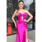 Vestido de fiesta largo fucsia sin tirantes y con abertura en la espalda 