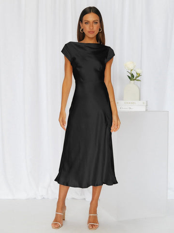 Vestido de verano elegante de satén puro con escote alto y espalda descubierta, estilo sexy y favorecedor. 