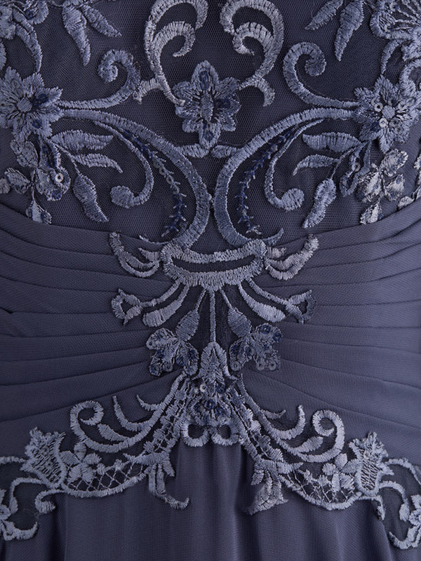Vestido de novia de corte A, escote ilusión, largo hasta el suelo, de gasa y encaje, con lentejuelas plisadas.
