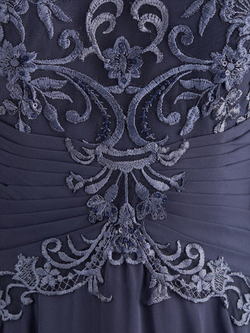 Vestido de novia de corte A, escote ilusión, largo hasta el suelo, de gasa y encaje, con lentejuelas plisadas.