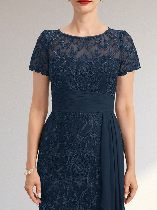 Vestido de novia de corte sirena, escote redondo, ilusión, largo hasta la rodilla, de encaje y gasa, con volantes en cascada y lentejuelas.