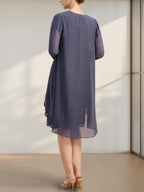 Vestido de novia de corte recto/columna, largo hasta la rodilla, de encaje y gasa, con escote ilusión, volantes en cascada y lentejuelas.