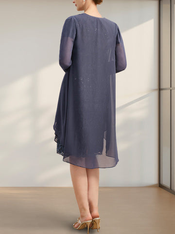 Robe de mère de la mariée en mousseline de dentelle, coupe fourreau/colonne, longueur genou, effet illusion, volants cascade et sequins