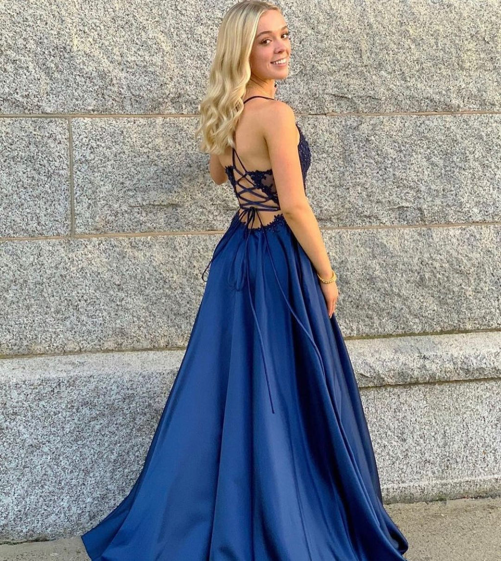 Vestido largo de fiesta con tirantes finos, abertura y apliques de encaje