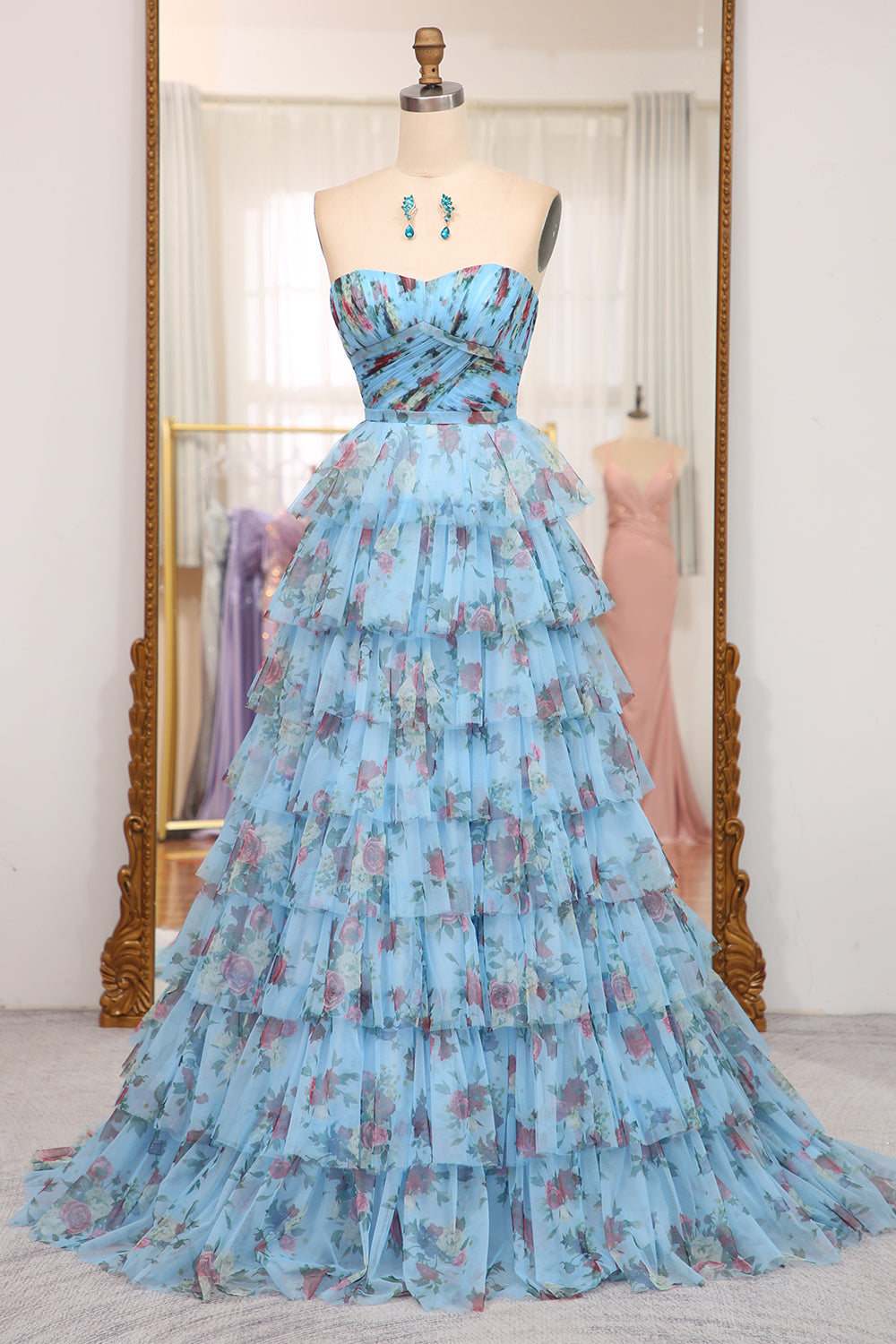 Charmante robe de bal longue bleue imprimée à épaules dénudées et à volants, coupe trapèze.