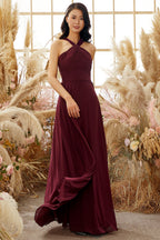 Vestido de dama de honor de gasa color burdeos con cuello halter