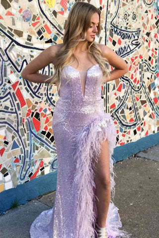 Robe de bal longue lilas à sequins et plumes, décolleté en cœur, coupe fourreau.