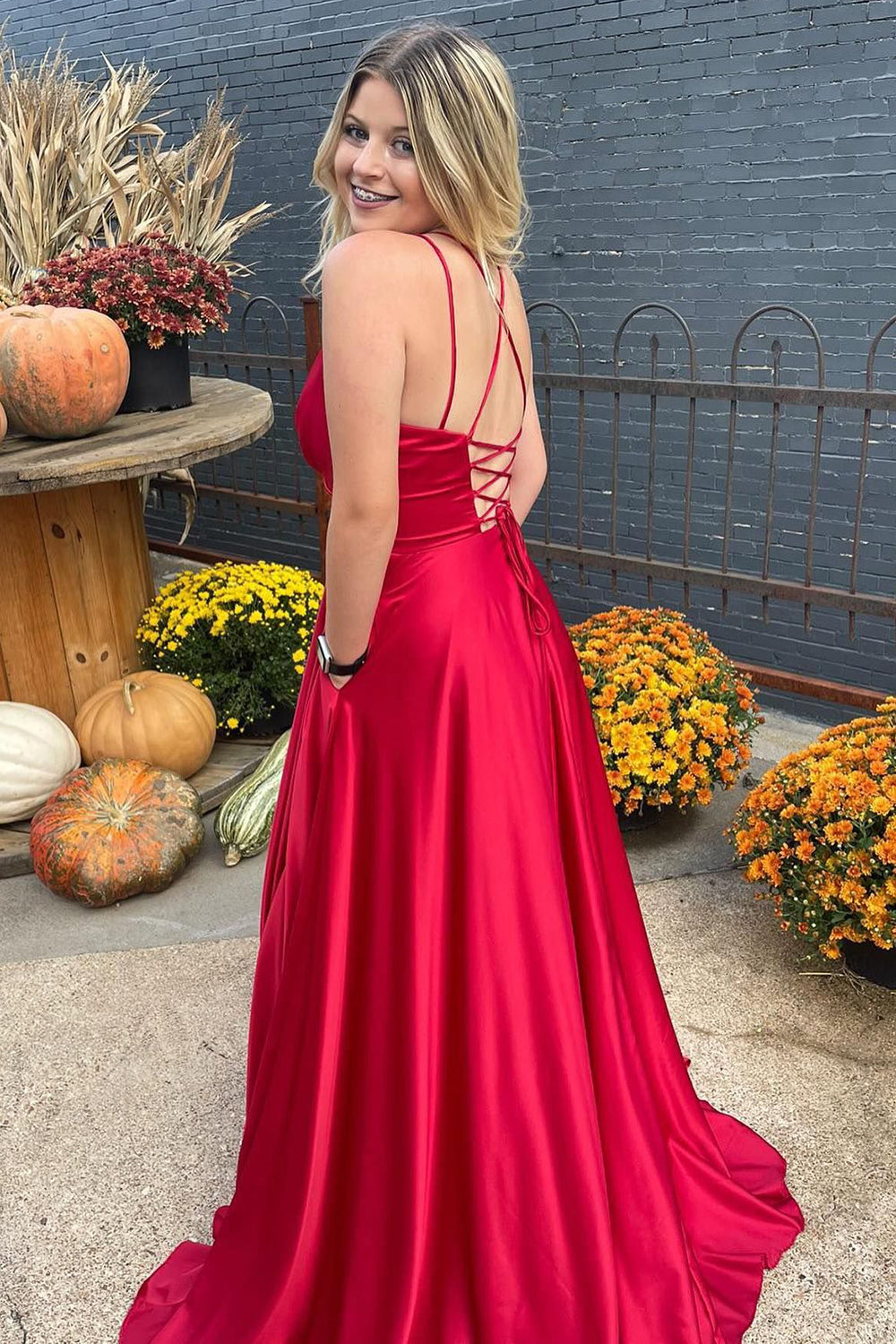 Vestido de fiesta de satén corte A con tirantes finos y abertura