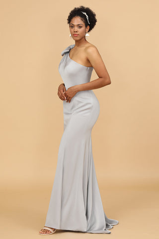 Vestido de dama de honor gris satinado de un solo hombro estilo sirena con lazo