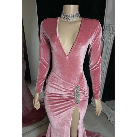 Robe de bal longue en velours à col en V et manches longues, ornée de perles et d'une fente