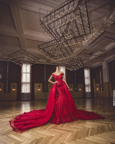 Robe de bal à épaules dénudées avec applications de dentelle et surjupe