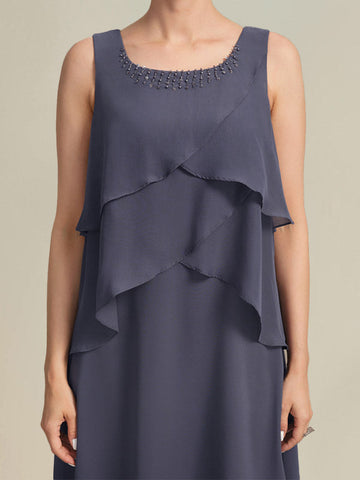 Vestido de gasa corte A con escote redondo y largo hasta la rodilla para la madre de la novia, con pedrería.