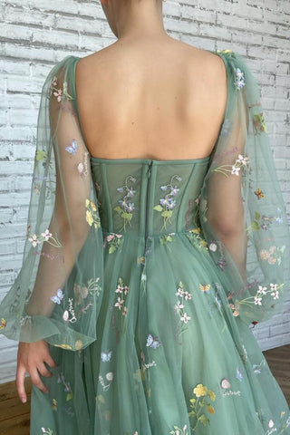 Robe de bal vert sauge à manches longues en tulle ornée de fleurs