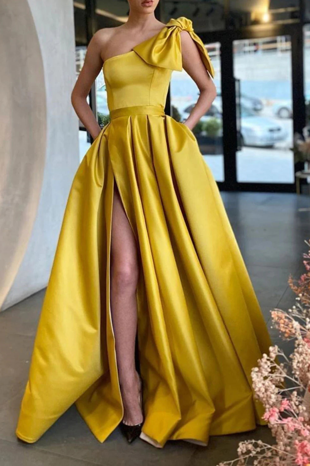 Vestido largo de fiesta amarillo de corte A con un solo hombro y abertura frontal