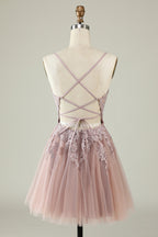 Vestido corto de tul con tirantes finos, corte en A y apliques, ideal para fiestas de bienvenida.