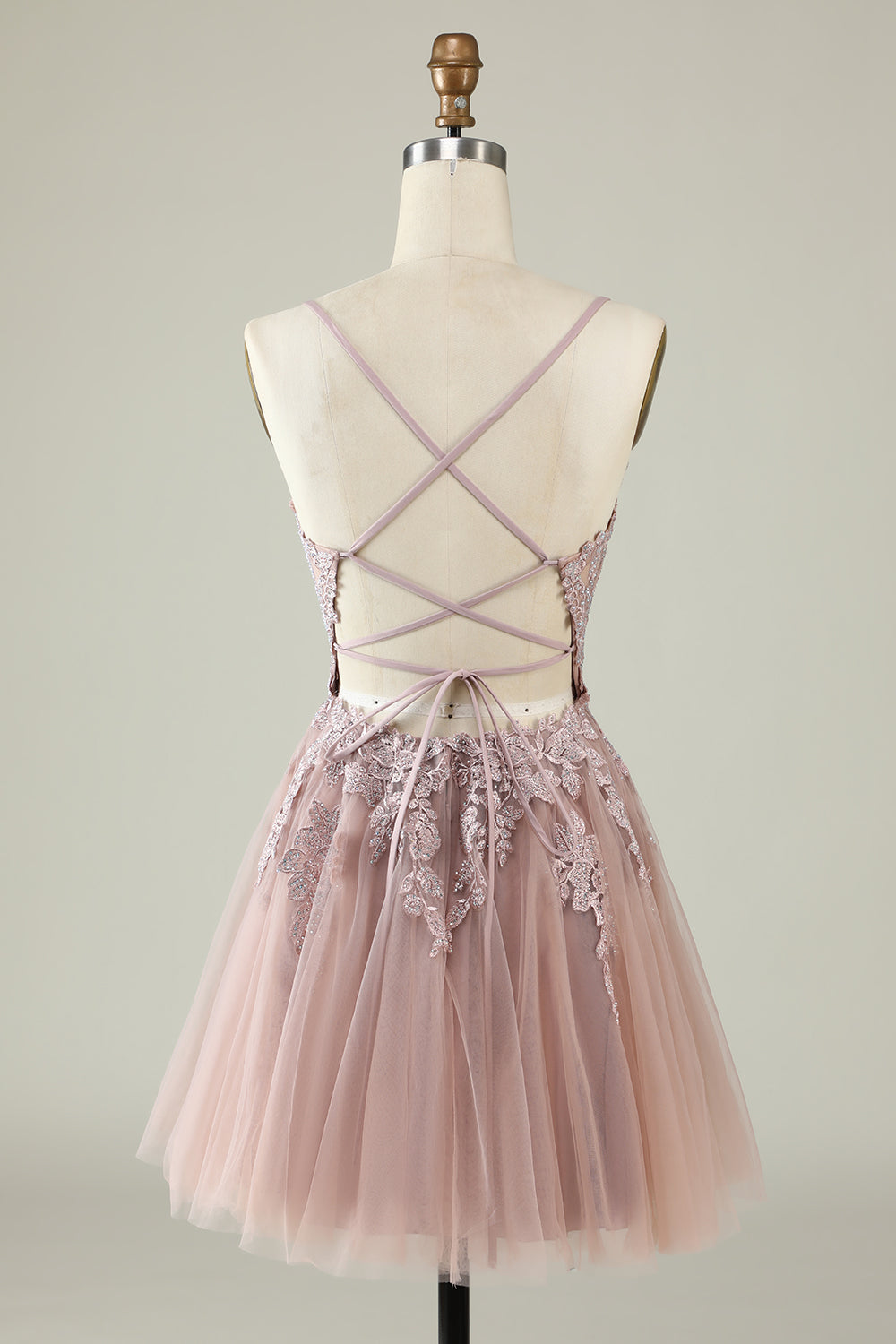 Vestido corto de tul con tirantes finos, corte en A y apliques, ideal para fiestas de bienvenida.