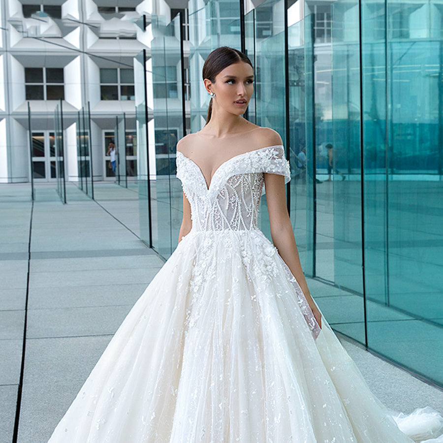 Robe de mariée romantique en dentelle, décolleté en V, ornée de perles, épaules dénudées, épaules dénudées, style princesse.