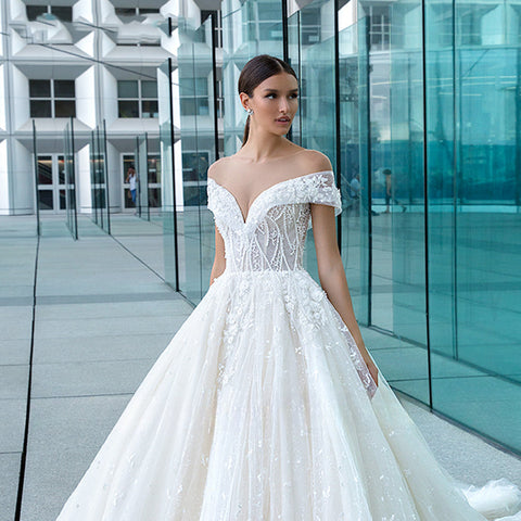 Vestidos de novia de encaje con escote corazón, estilo princesa, con escote en V y detalles decorativos. Ideales para bodas formales y fiestas, con hombros descubiertos y cuentas. Colección 2023. Románticos vestidos de novia.