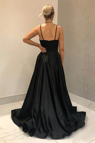 Robe de bal longue noire trapèze à fines bretelles et fente