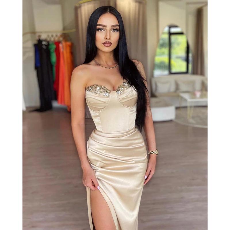 Vestido largo formal de fiesta con escote en forma de corazón, de satén, plisado y abertura 