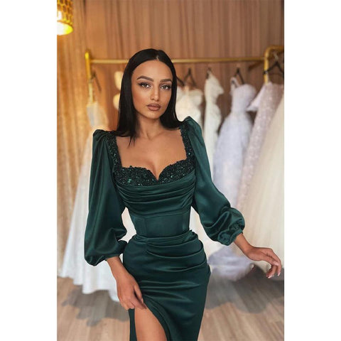 Robe de soirée longue à manches longues et décolleté en cœur avec fente