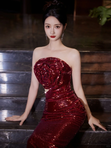 Vestido de fiesta largo de sirena color burdeos sin tirantes con lentejuelas y flores de rosas Y8595