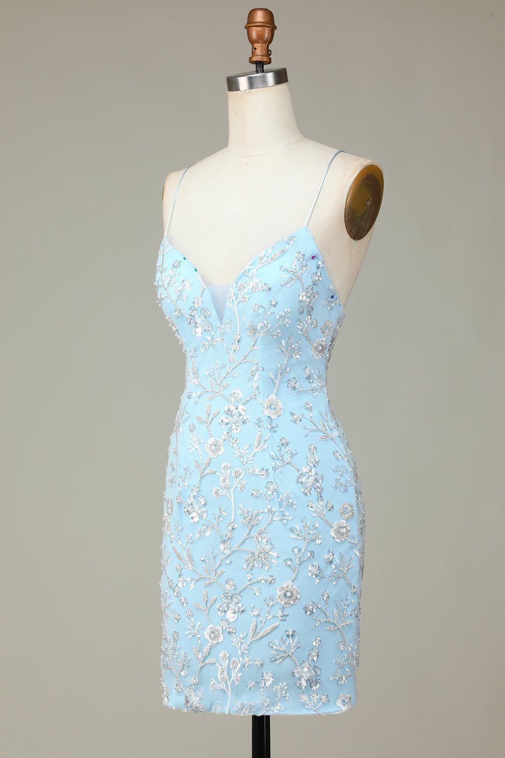 Robe de bal courte bleu clair moulante à fines bretelles et perles