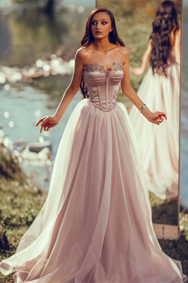 Robe de bal longue bustier trapèze avec application de tulle et plis