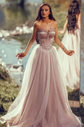 Robe de bal longue bustier trapèze avec application de tulle et plis