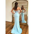 Vestido de noche largo de satén con escote corazón, sin tirantes, con cuentas y abertura