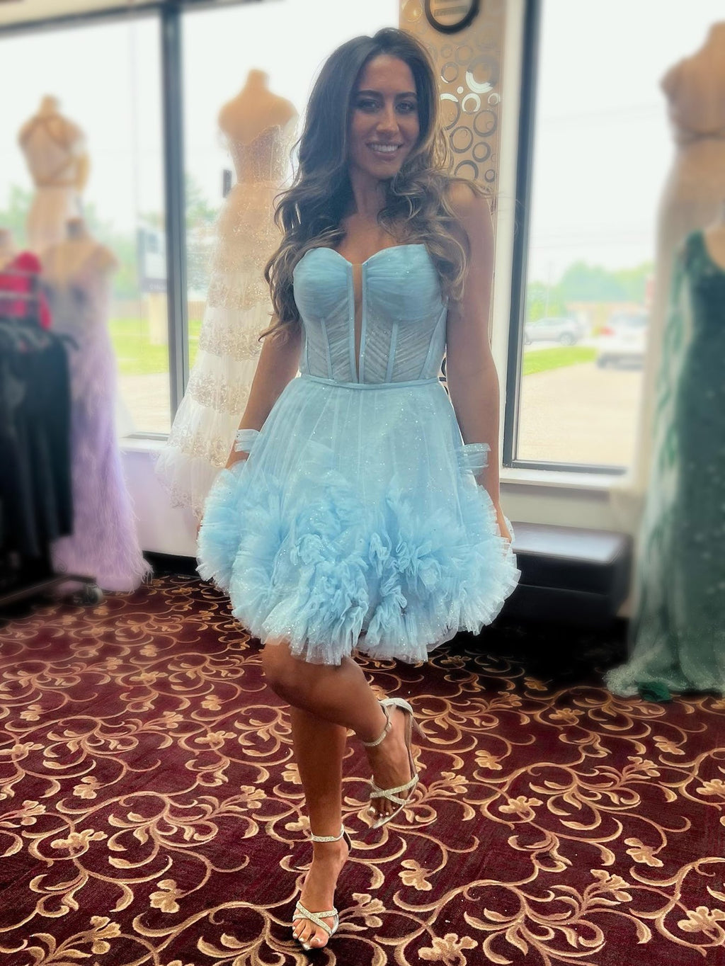 Vestido corto de tul con escote en V y corte en A para baile de bienvenida