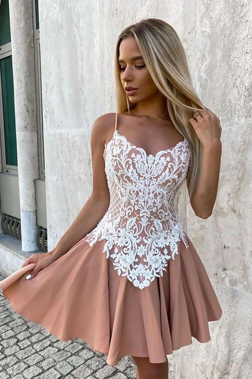 Vestido corto marrón de corte línea A con tirantes finos y apliques para baile de bienvenida