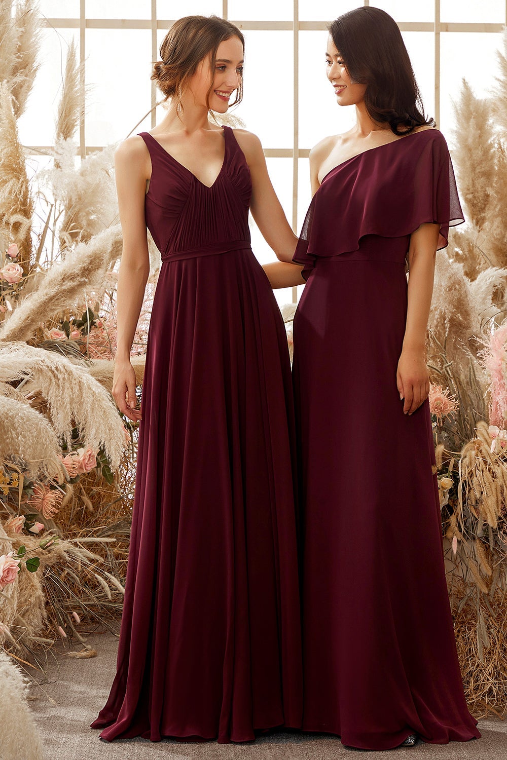 Vestido de dama de honor de gasa color burdeos con escote en V