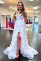 Robe de bal blanche à bretelles spaghetti, coupe princesse, corset et appliques à volants