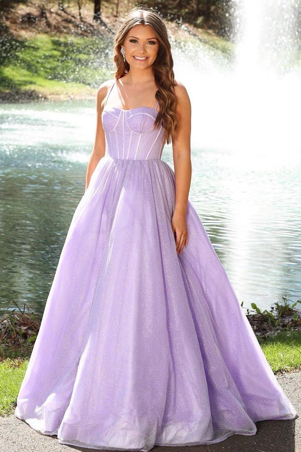 Vestido largo de fiesta lila claro con tirantes finos y corte en A