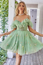 Magnifique robe de bal lilas clair à corset, coupe trapèze, épaules dénudées et broderies.