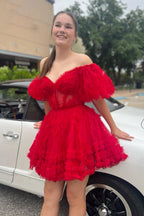 Robe de bal unique en tulle fuchsia, coupe trapèze, épaules dénudées et corset.