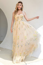 Vestido de fiesta color champán con tirantes finos, corte en A y apliques