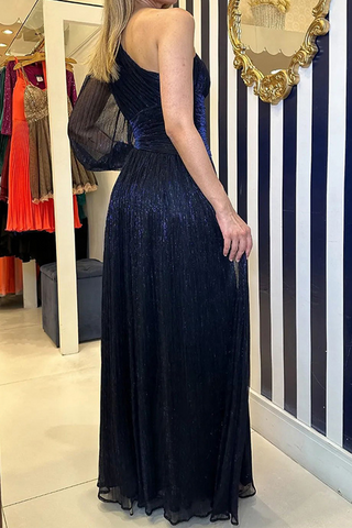 Elegante vestido de noche liso con abertura, lentejuelas y cuello oblicuo. 