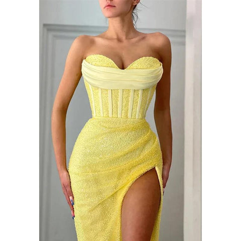 Vestido de fiesta largo con escote corazón, sin tirantes, con cuentas y abertura