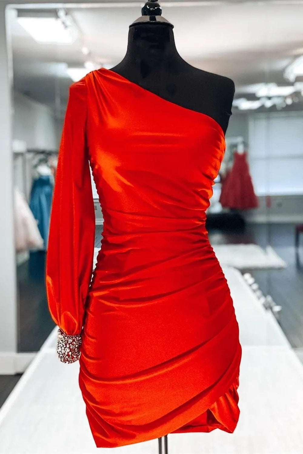 Robe fourreau rouge froncée à manches pour le bal de fin d'année